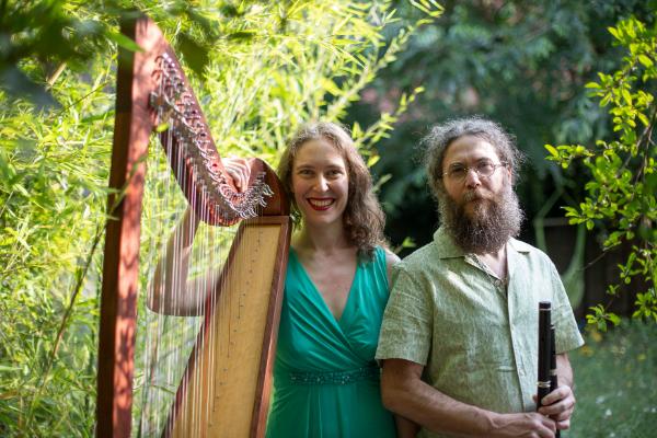 foto duo flauta y arpa El dúo «Levecque-Otegi» tiene como propósito interpretar los temas tradicionales irlandeses más famosos y adaptarlos para la formación.