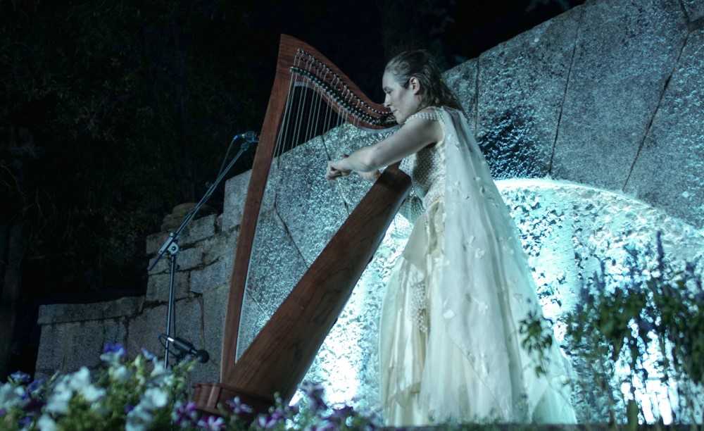 La arpista e intérprete Camille Levecque crea espectáculos hechos a medida, shows creados para un lugar y un público en concreto