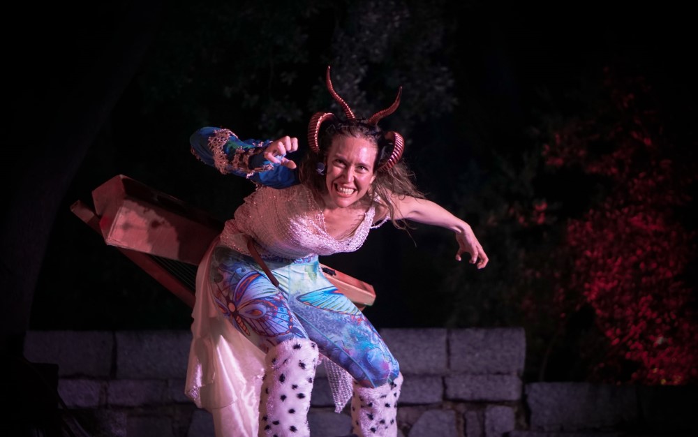 La arpista e intérprete Camille Levecque crea espectáculos hechos a medida, shows creados para un lugar y un público en concreto