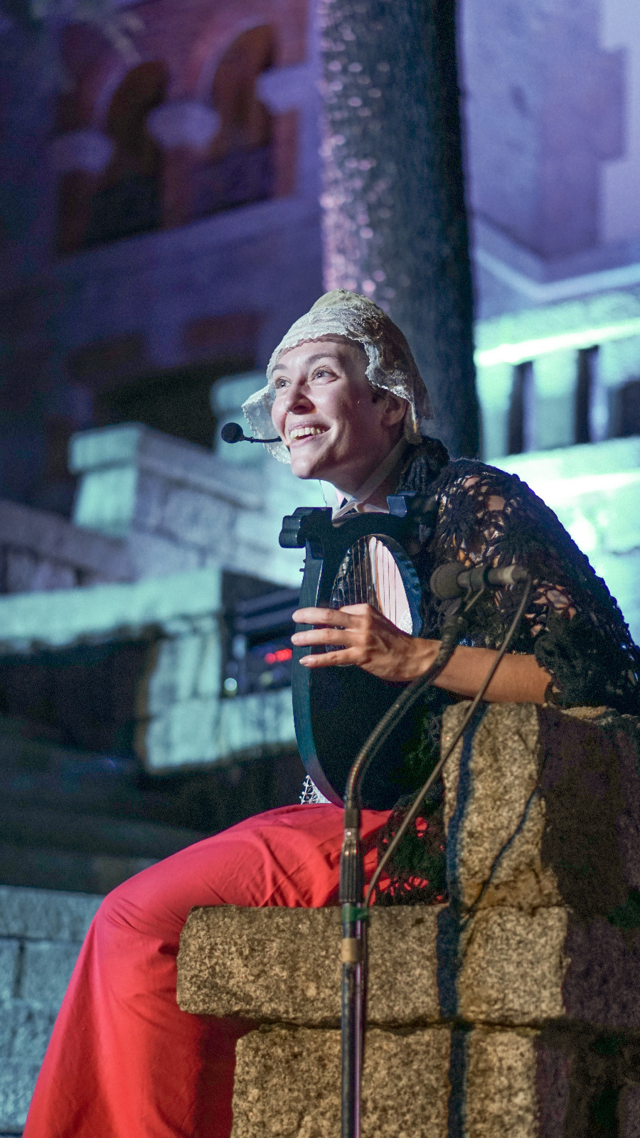 La arpista e intérprete Camille Levecque crea espectáculos hechos a medida, shows creados para un lugar y un público en concreto